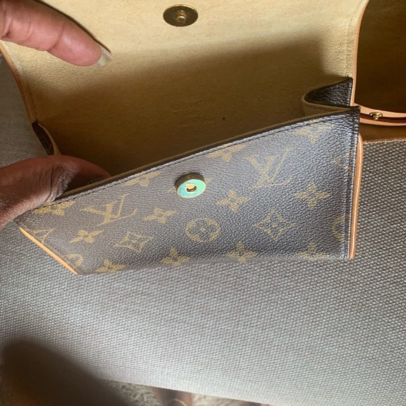 Barely Used Louis Vuitton Florentine Pouchette $800 - Picture 3 of 5